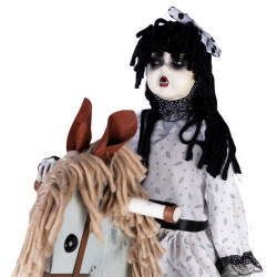 Poupée Maléfique Sur Cheval à Bascule, Sonore et Lumineux